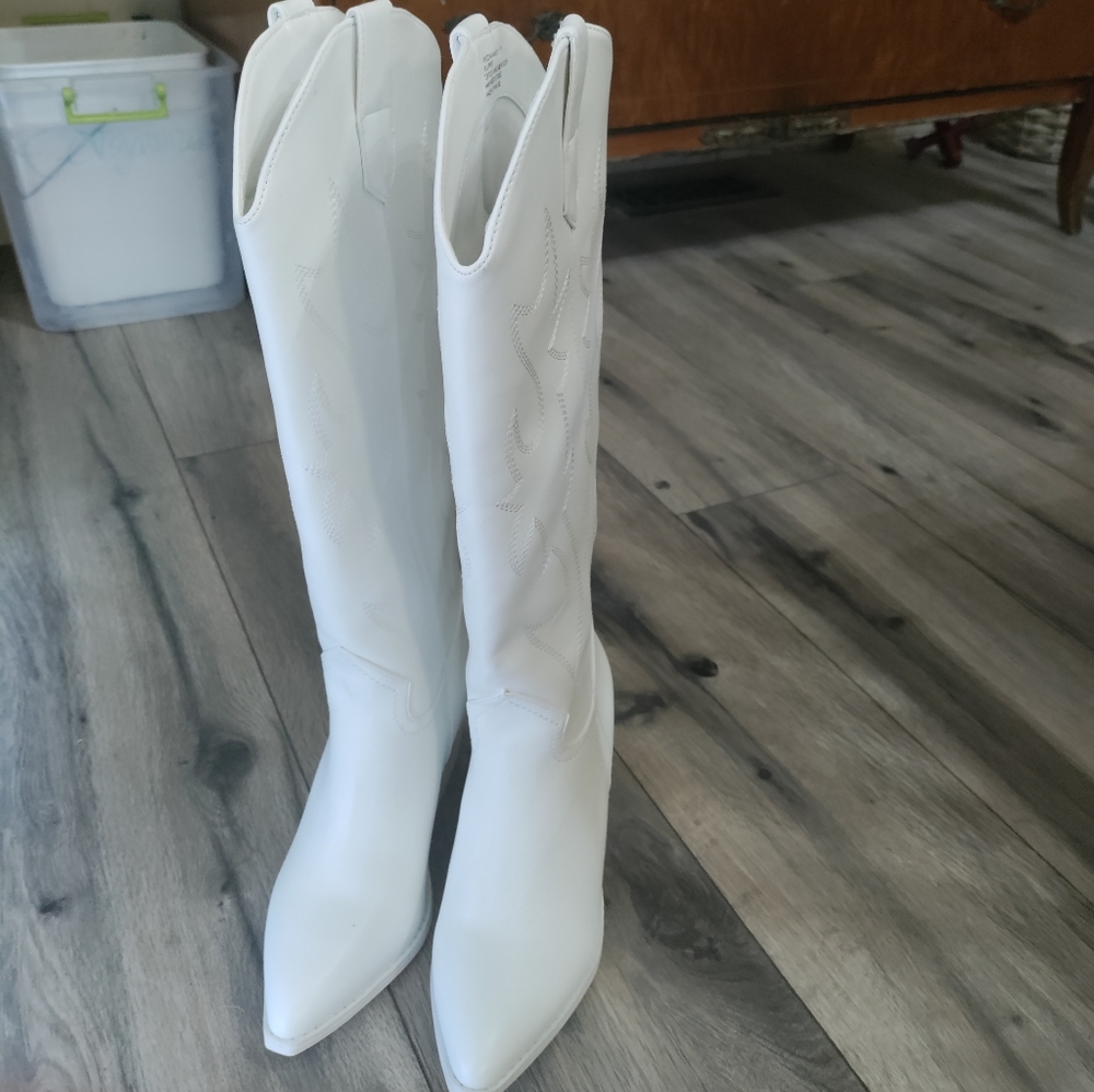 White Steve Madden Cowboy Boots size 7